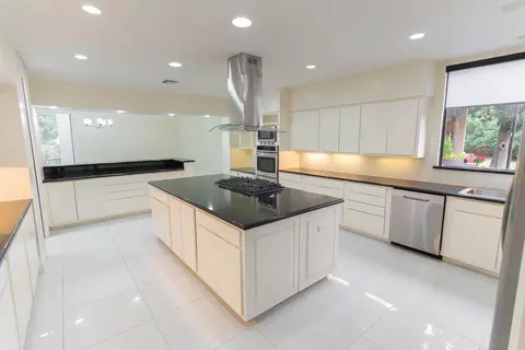 8800 Woodway Dr #10, Houston, TX 77063