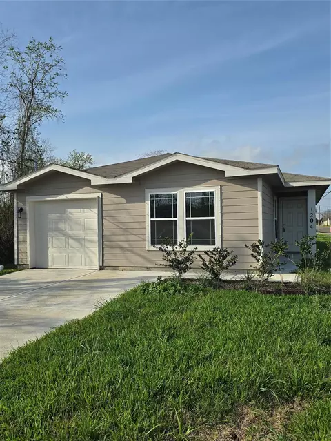1204 Daniel St, Baytown, TX 77520