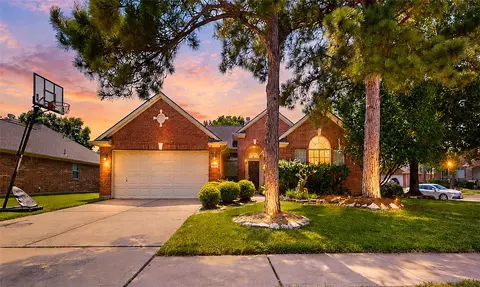 8835 Gas Light Village Dr, Houston, TX 77095