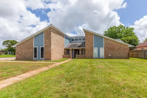 2120 Waverly Cir, Port Arthur, TX 77640