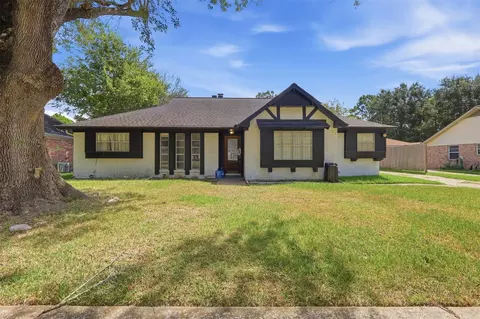 341 Dawn Hill Dr, Friendswood, TX 77546