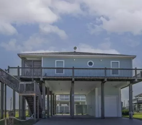 981 S Stingaree Dr, Crystal Beach, TX 77650