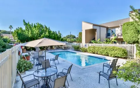 7007 Holiday Dr, Galveston, TX 77550