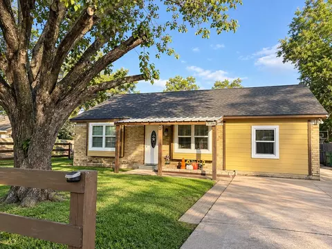 5106 3rd St, Danbury, TX 77534