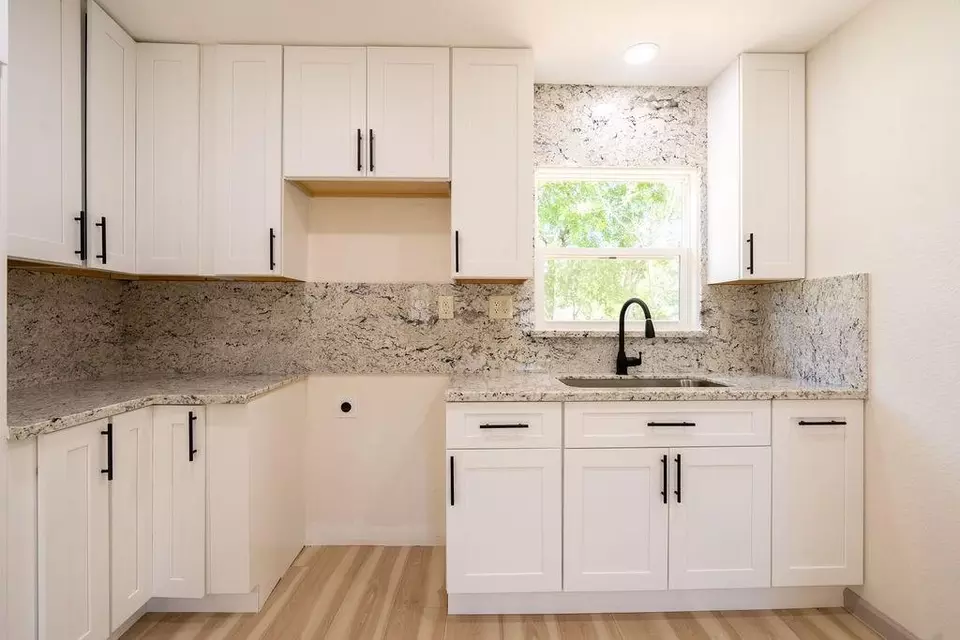 Kitchen - 58 Hybiscus Ct, Lake Jackson, TX 77566 photo 1 of 1