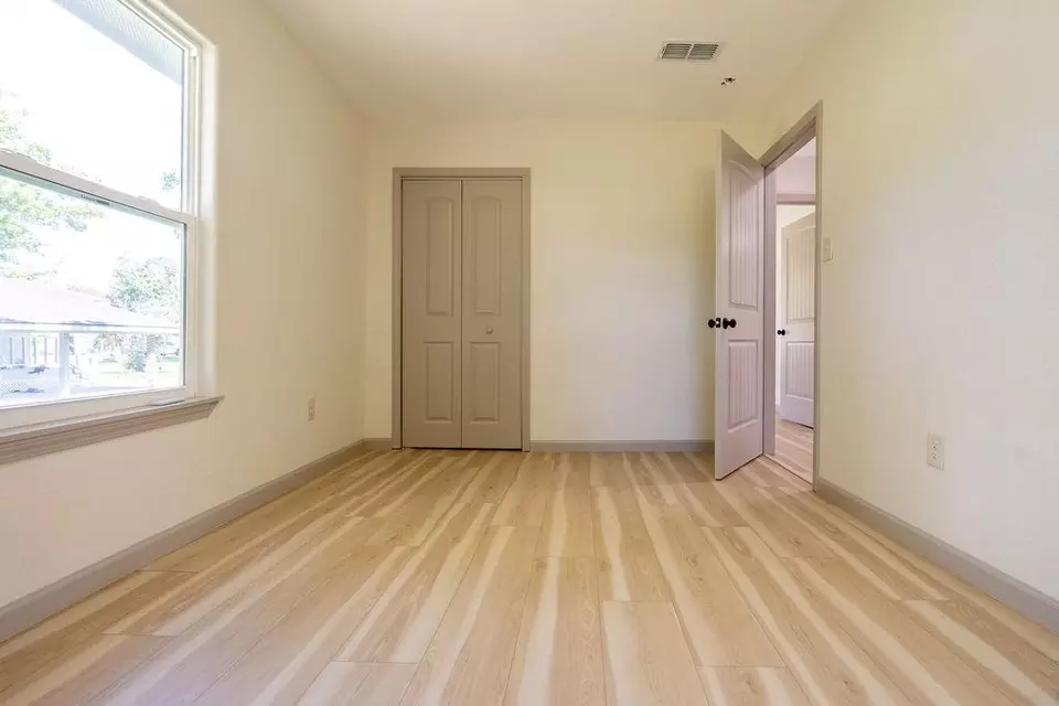 Bedroom - 58 Hybiscus Ct, Lake Jackson, TX 77566 photo 4 of 7