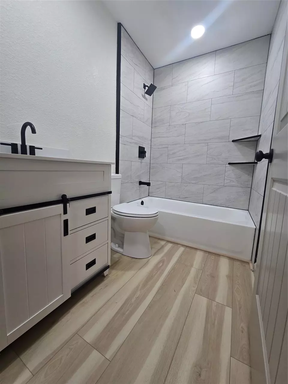 Bath - 58 Hybiscus Ct, Lake Jackson, TX 77566 photo 6 of 6