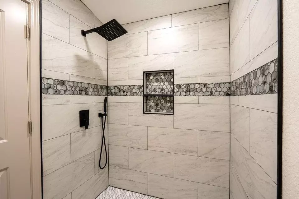 Bath - 58 Hybiscus Ct, Lake Jackson, TX 77566 photo 3 of 6