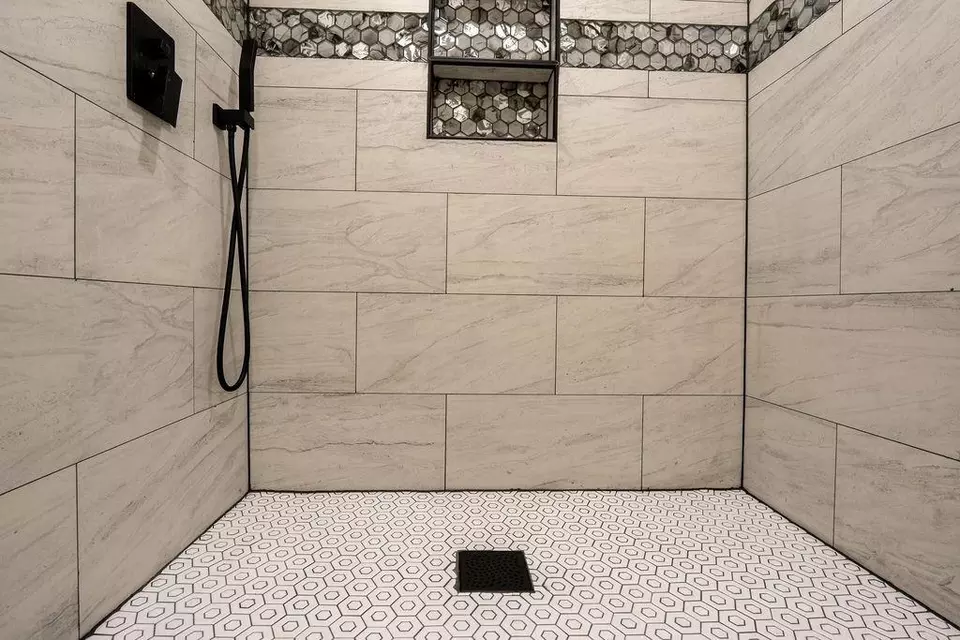 Bath - 58 Hybiscus Ct, Lake Jackson, TX 77566 photo 2 of 6