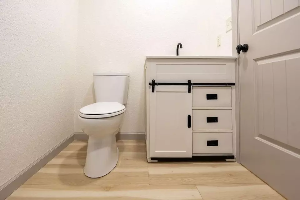 Bath - 58 Hybiscus Ct, Lake Jackson, TX 77566 photo 1 of 6