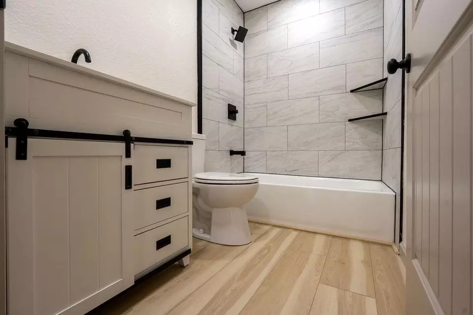 Bath - 58 Hybiscus Ct, Lake Jackson, TX 77566 photo 4 of 6