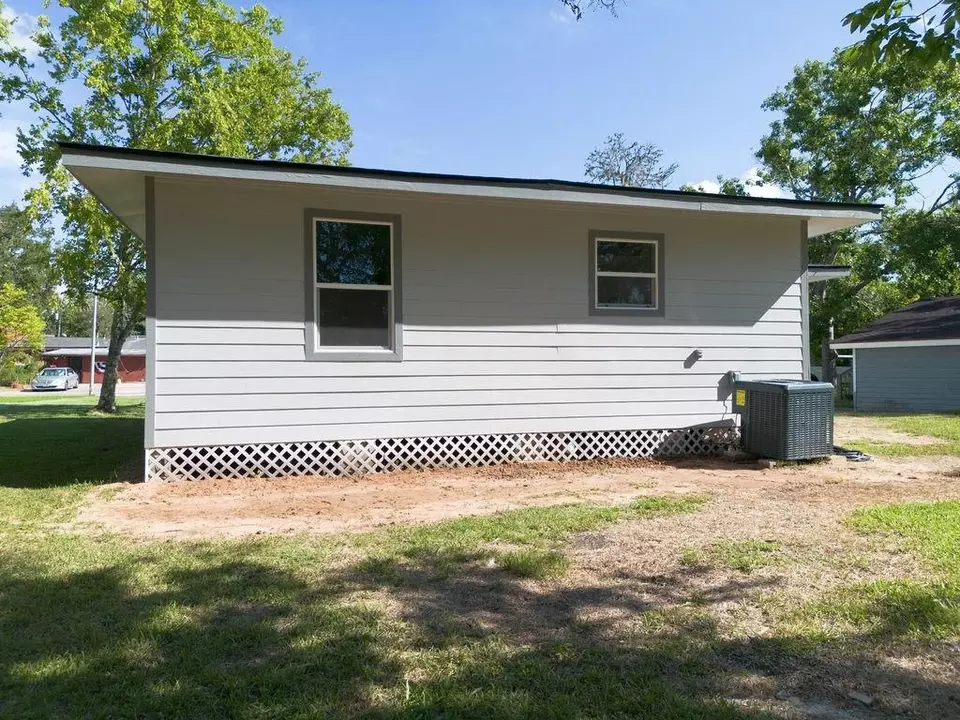 Exterior - 58 Hybiscus Ct, Lake Jackson, TX 77566 photo 3 of 3