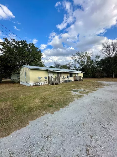 308 N Dallas St, Groesbeck, TX 76642