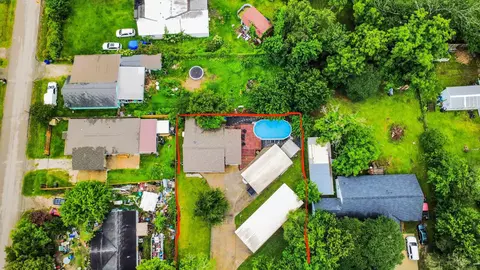 204 N 6th St, Highlands, TX 77562