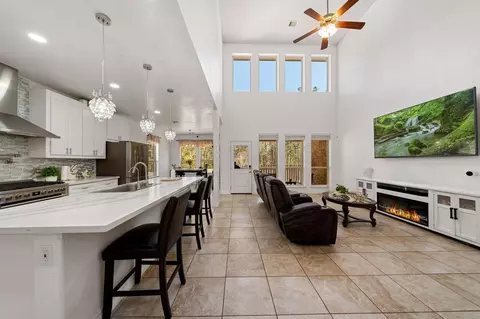 Entry Way - 2007 Brookmont Dr, Conroe, TX 77301 photo 4 of 9