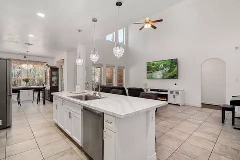 Kitchen - 2007 Brookmont Dr, Conroe, TX 77301 photo 3 of 5