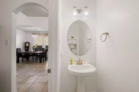 Entry Way - 2007 Brookmont Dr, Conroe, TX 77301 photo 6 of 9