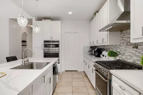 Kitchen - 2007 Brookmont Dr, Conroe, TX 77301 photo 2 of 5