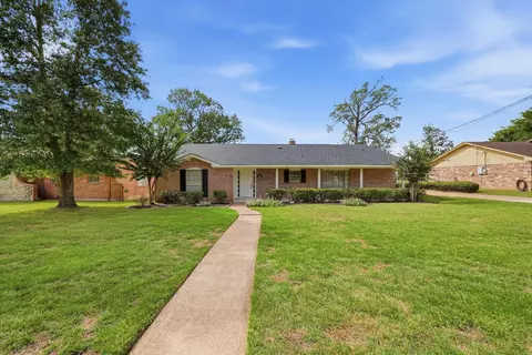 525 E Lake Dr, Livingston, TX 77351