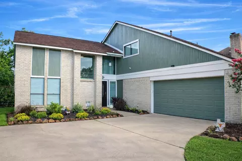 403 Banyan St, Lake Jackson, TX 77566