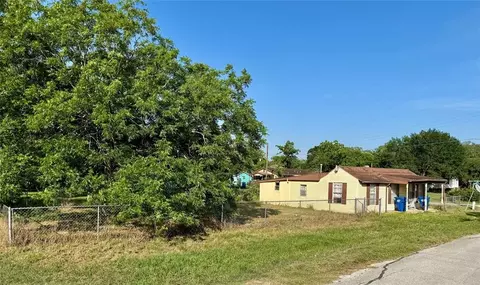910 East St, Eagle Lake, TX 77434