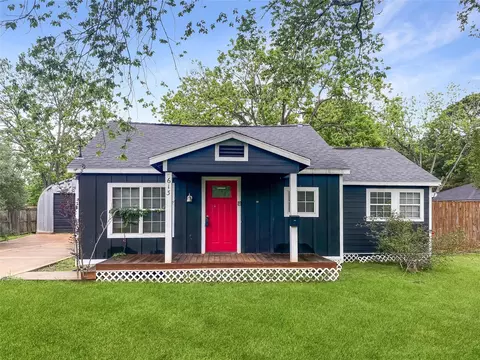 613 E Wilkins St, Angleton, TX 77515