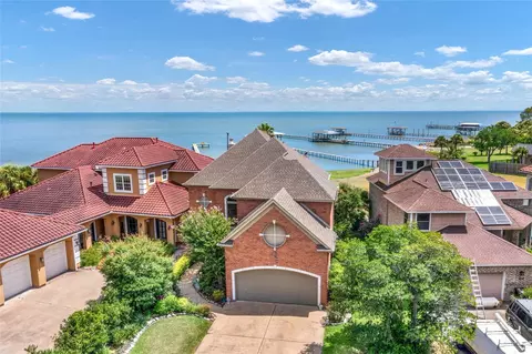 2668 E Bayshore Dr, San Leon, TX 77539