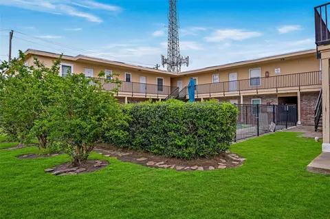 107 E Willowick Ave #17, Friendswood, TX 77546
