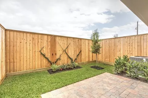 2722 Maxroy St, Houston, TX 77007
