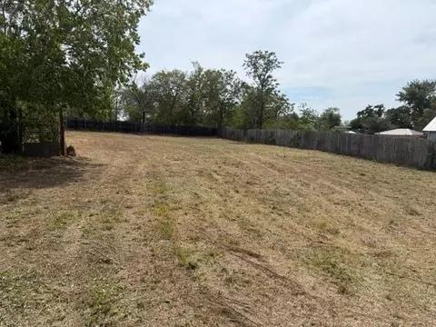 707 W Madison St, Elgin, TX 78621 photo 3