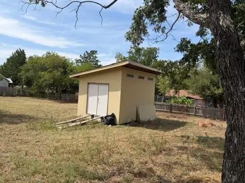 707 W Madison St, Elgin, TX 78621 photo 2