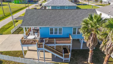 2895 Laguna Dr, Crystal Beach, TX 77650