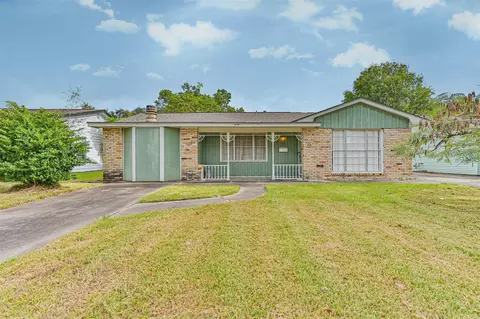 128 Forest Oaks Ln, Lake Jackson, TX 77566