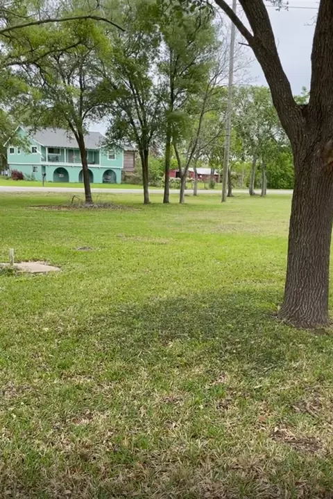 2702 Lake Rd, La Marque, TX 77568