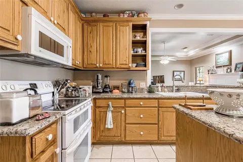 Kitchen - 206 Lake Front Dr, Trinity, TX 75862 photo 6 of 7