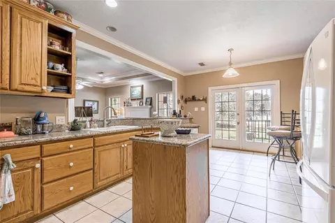 Kitchen - 206 Lake Front Dr, Trinity, TX 75862 photo 5 of 7
