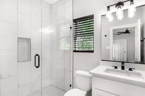 Bath - 802 Thomas Ave, Pasadena, TX 77506 photo 5 of 6