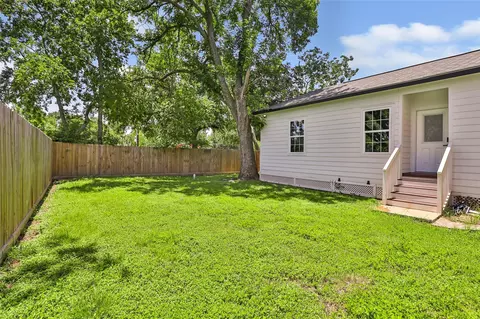 Exterior - 802 Thomas Ave, Pasadena, TX 77506 photo 4 of 6