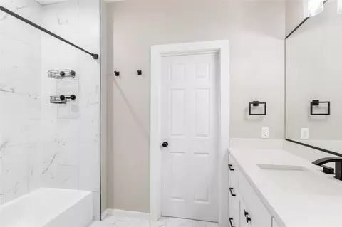 Bath - 802 Thomas Ave, Pasadena, TX 77506 photo 2 of 6