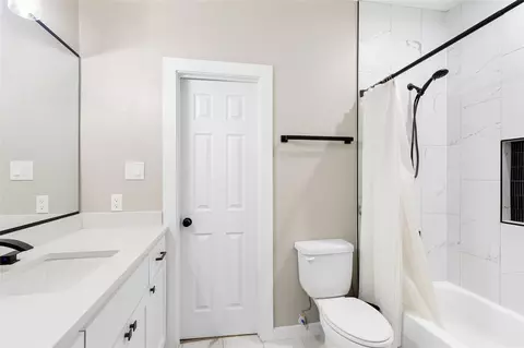 Bath - 802 Thomas Ave, Pasadena, TX 77506 photo 3 of 6