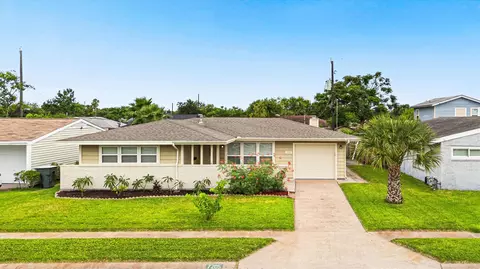 7205 Yucca Dr, Galveston, TX 77551