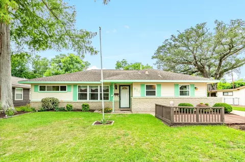 311 Carnation St, Lake Jackson, TX 77566