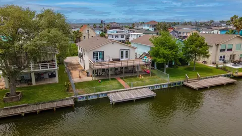 14 Dolphin St, Bayou Vista, TX 77563