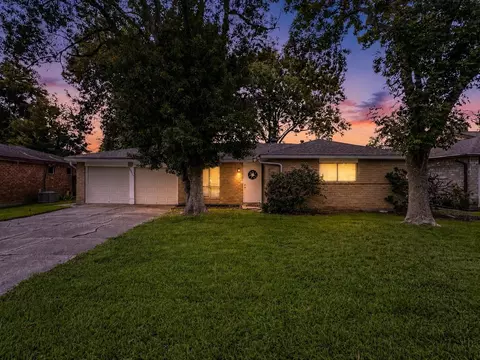 16915 Tibet Rd, Friendswood, TX 77546
