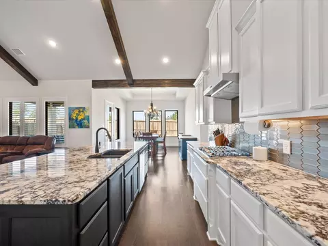 Kitchen - 605 Ashbrook Ridge Ln, Pinehurst, TX 77362 photo 4 of 5