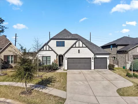 Exterior - 605 Ashbrook Ridge Ln, Pinehurst, TX 77362 photo 2 of 10