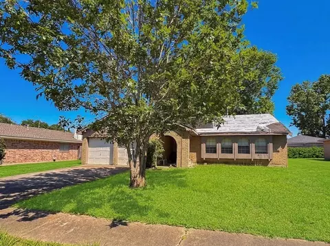 10407 Huntington Wood Dr, Houston, TX 77099