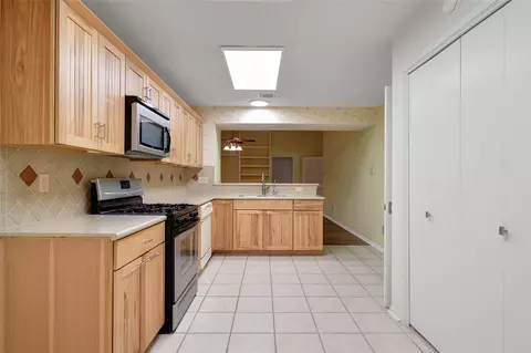 Kitchen - 5010 Cupids Bower Ct, Spring, TX 77388 photo 3 of 4