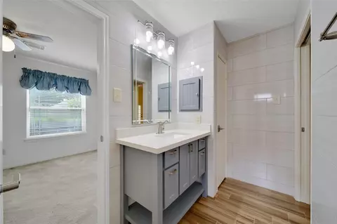 Bath - 5010 Cupids Bower Ct, Spring, TX 77388 photo 5 of 7