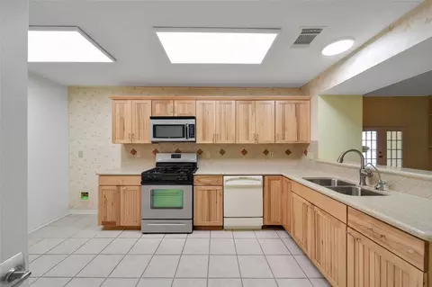Kitchen - 5010 Cupids Bower Ct, Spring, TX 77388 photo 4 of 4